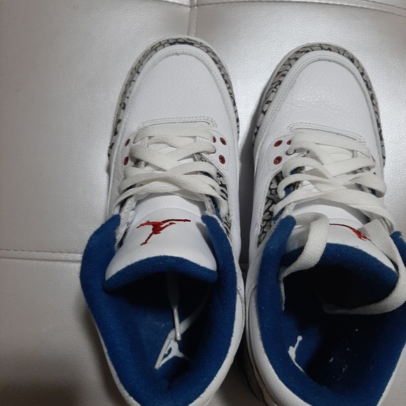 Jordan 3s - Picture 4 of 5